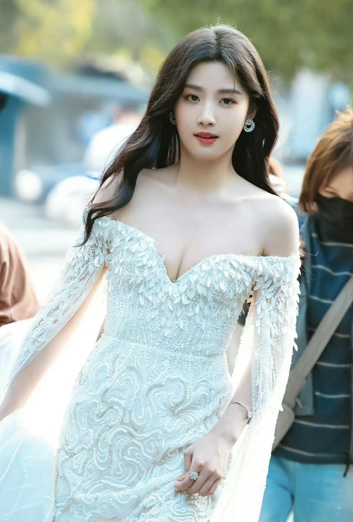  一字肩设计露出精致锁骨，层叠裙摆摇曳生姿，卢昱晓这一身，是行走的浪漫[给力] 