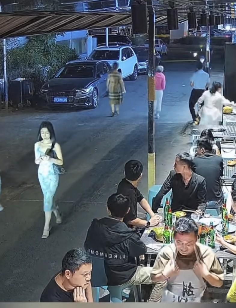 一美女路过饭馆，引得吃饭的男士纷纷目送美女离开。
一位正在与女友吃饭的男士也不例