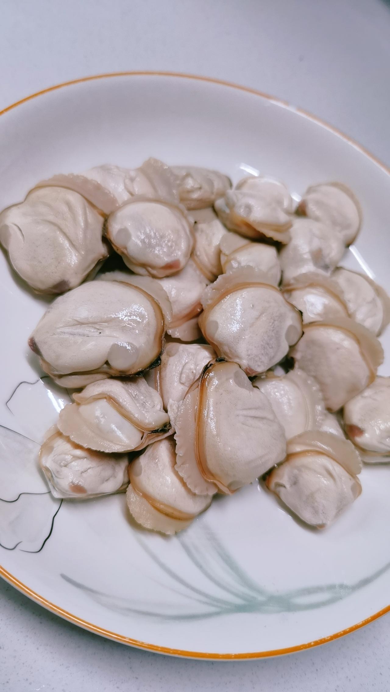 今天放学带娃去沙滩捡了蛤蜊，这么肥，真的很美哦