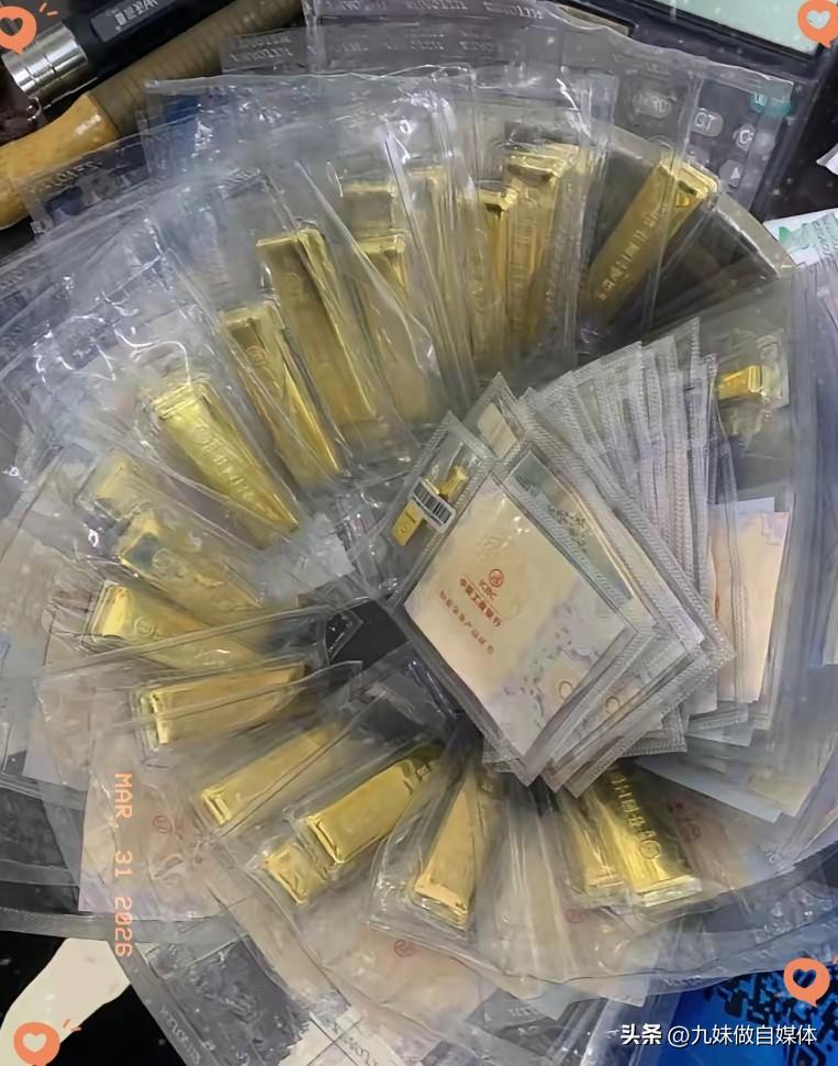 3月31日，
看了今天的金价后，
我赶紧把手里黄金全卖了，因为是难得
的机会，1