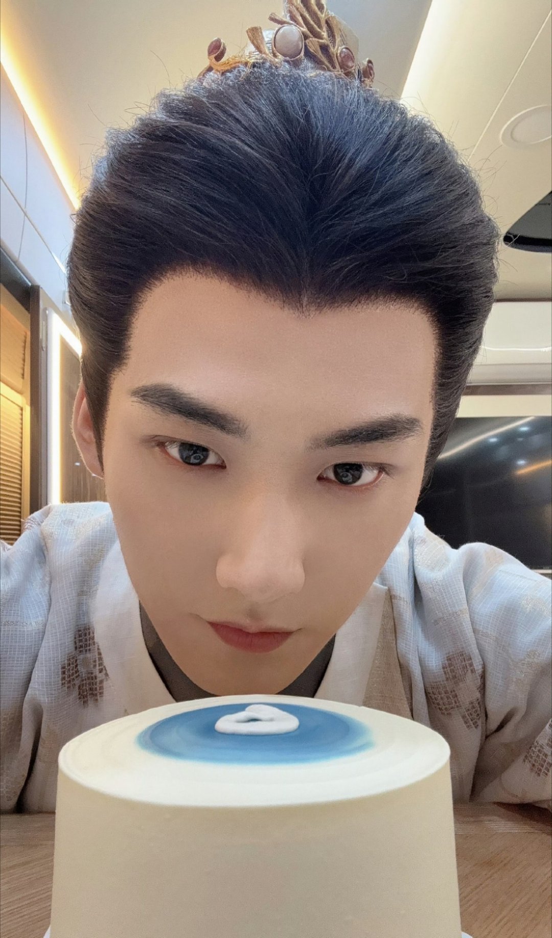 周柯宇古人吃胡萝卜蛋糕庆祝一下六周年呀