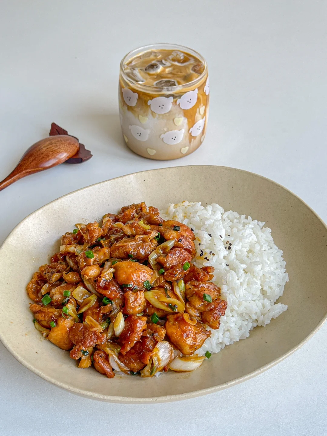 宅家一人食🍚好吃哭的葱烧鸡腿饭🍗冰拿铁🥛