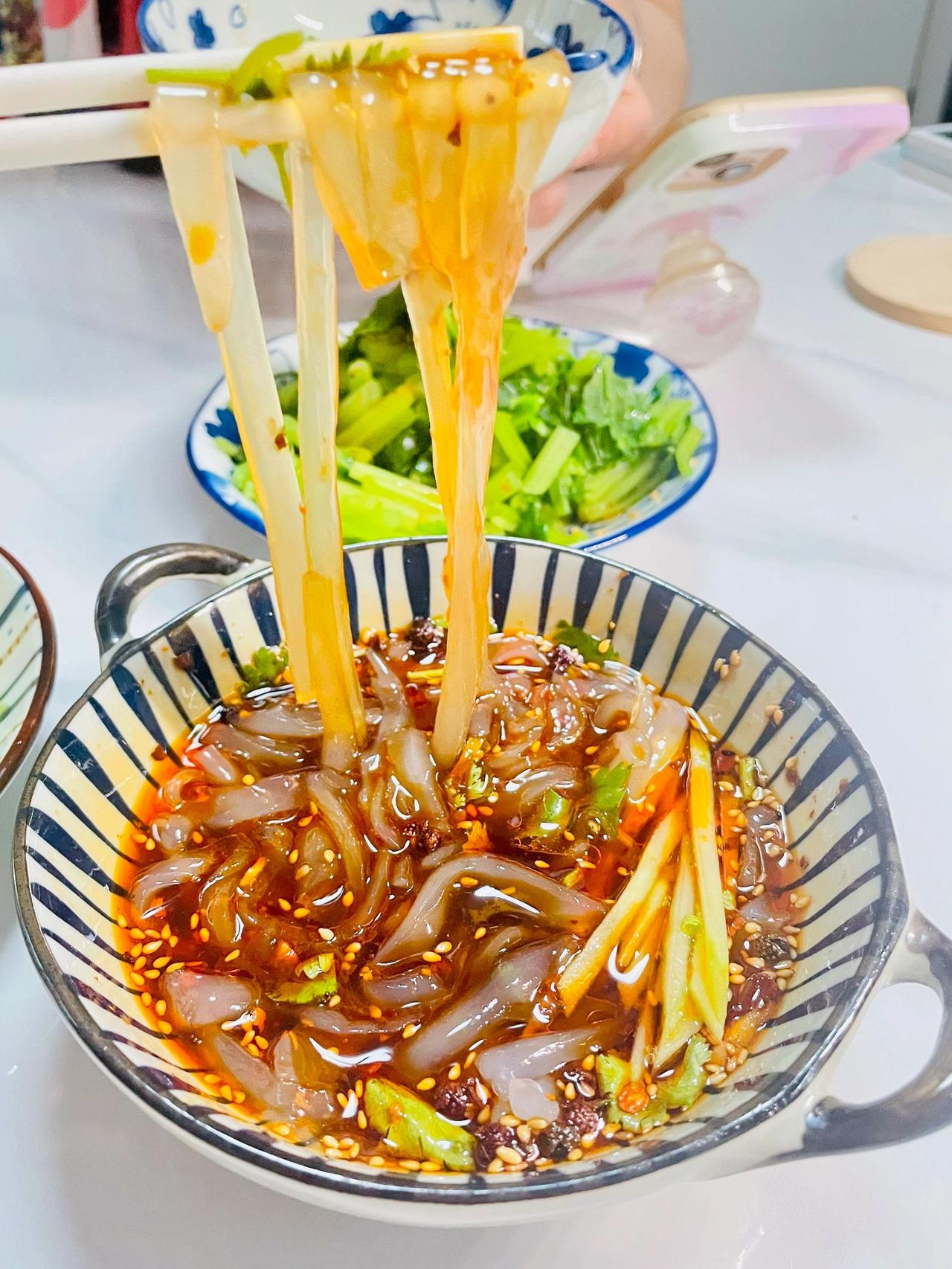 今天这凉粉味道太好了，以后去川菜馆再也不用点了。

你有没有那种，进了餐馆必点的