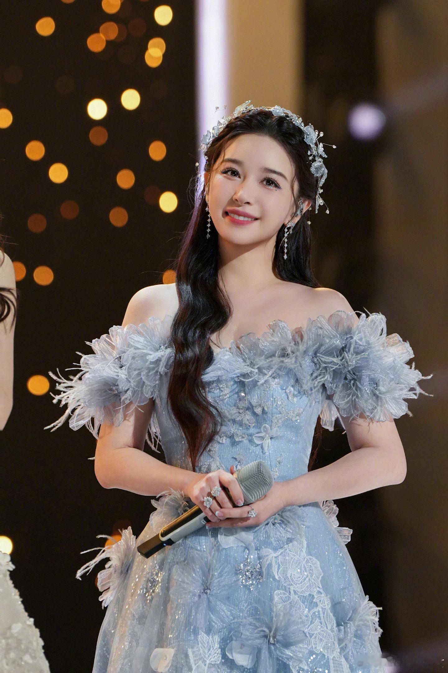 阚清子感谢浪姐培养阚清子乘风舞台走心致谢，产后八个月复出从唱跳小白逆袭。每日高强
