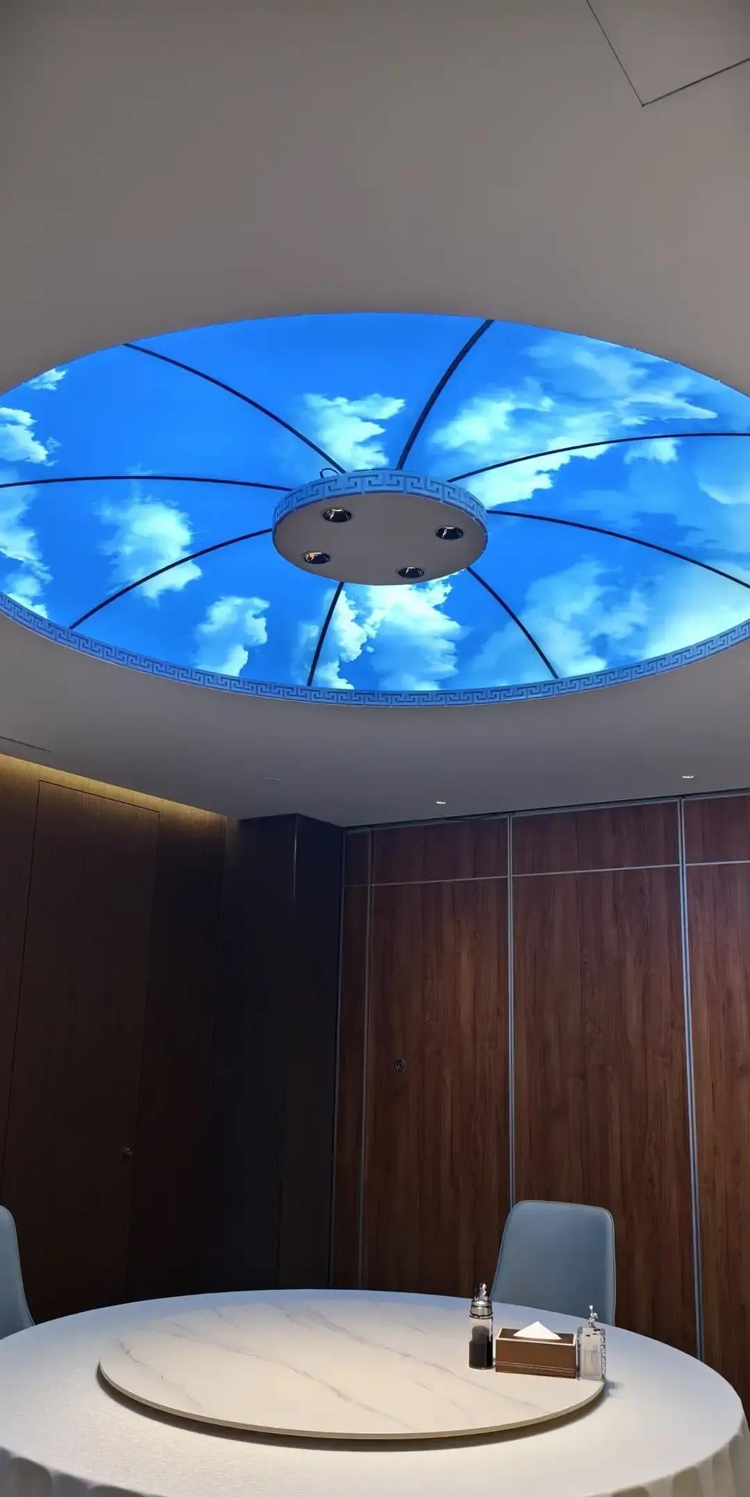 考研儿子把书一摔冲老妈吼你把我管成机器人了现在连喘口气都怕出错。
老妈没回嘴先递