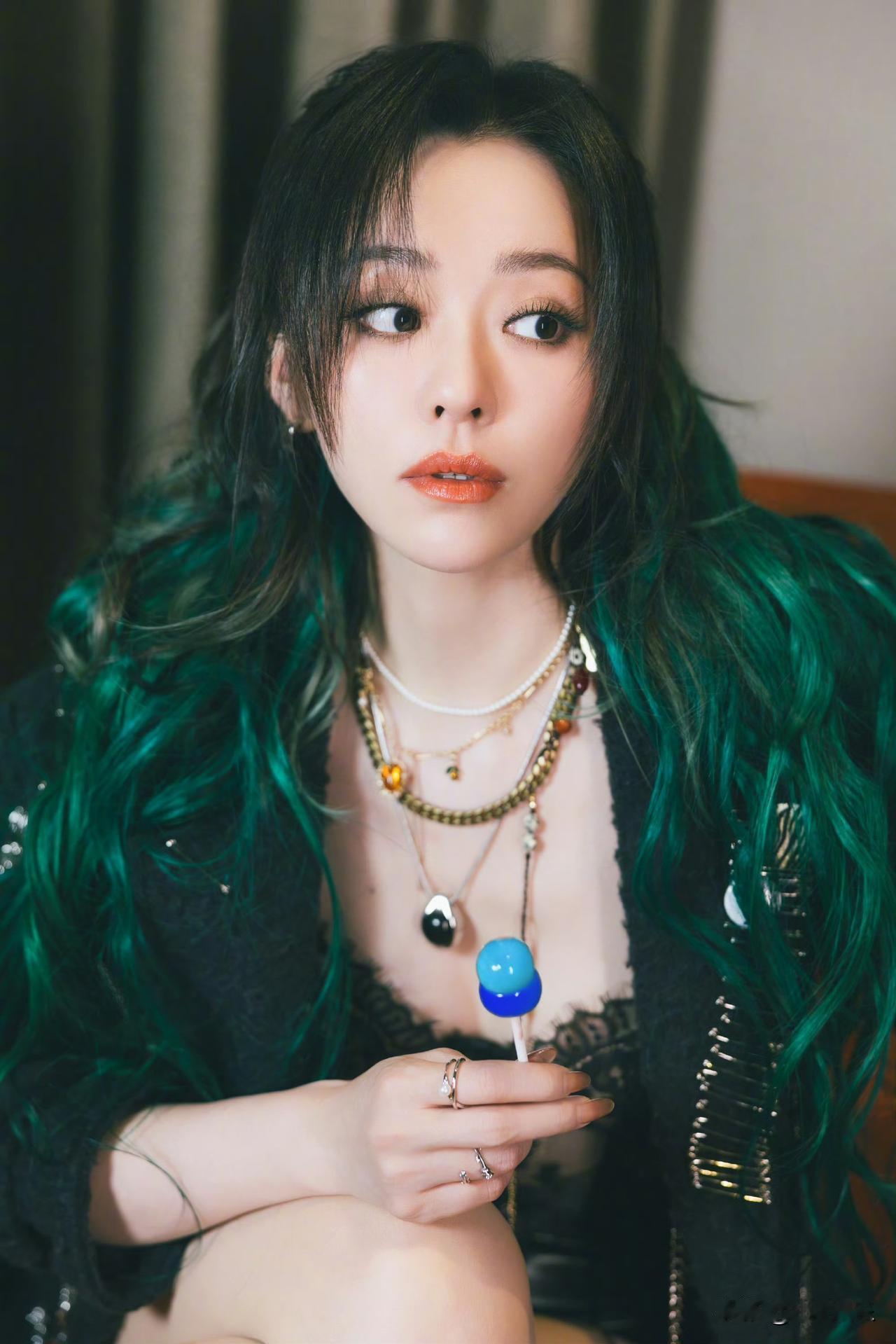 张靓颖这造型简直绝了！蕾丝内搭配皮靴，大长腿肉感十足，酷感直接拉满。在歌手界，她