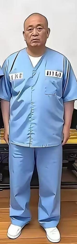 看着这张照片，真想对他说些话。世界上有些人，混得人模狗样的，但唬人的外衣剥去，也