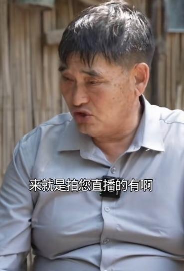 许多拍客都住在大衣哥家对面，大衣哥并未制止。他表示没必要害怕什么，没做亏心事，不
