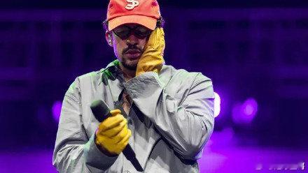 巴萨全队申请 Bad Bunny 演唱会门票 笑不活了！原来球星追起星来和我们一