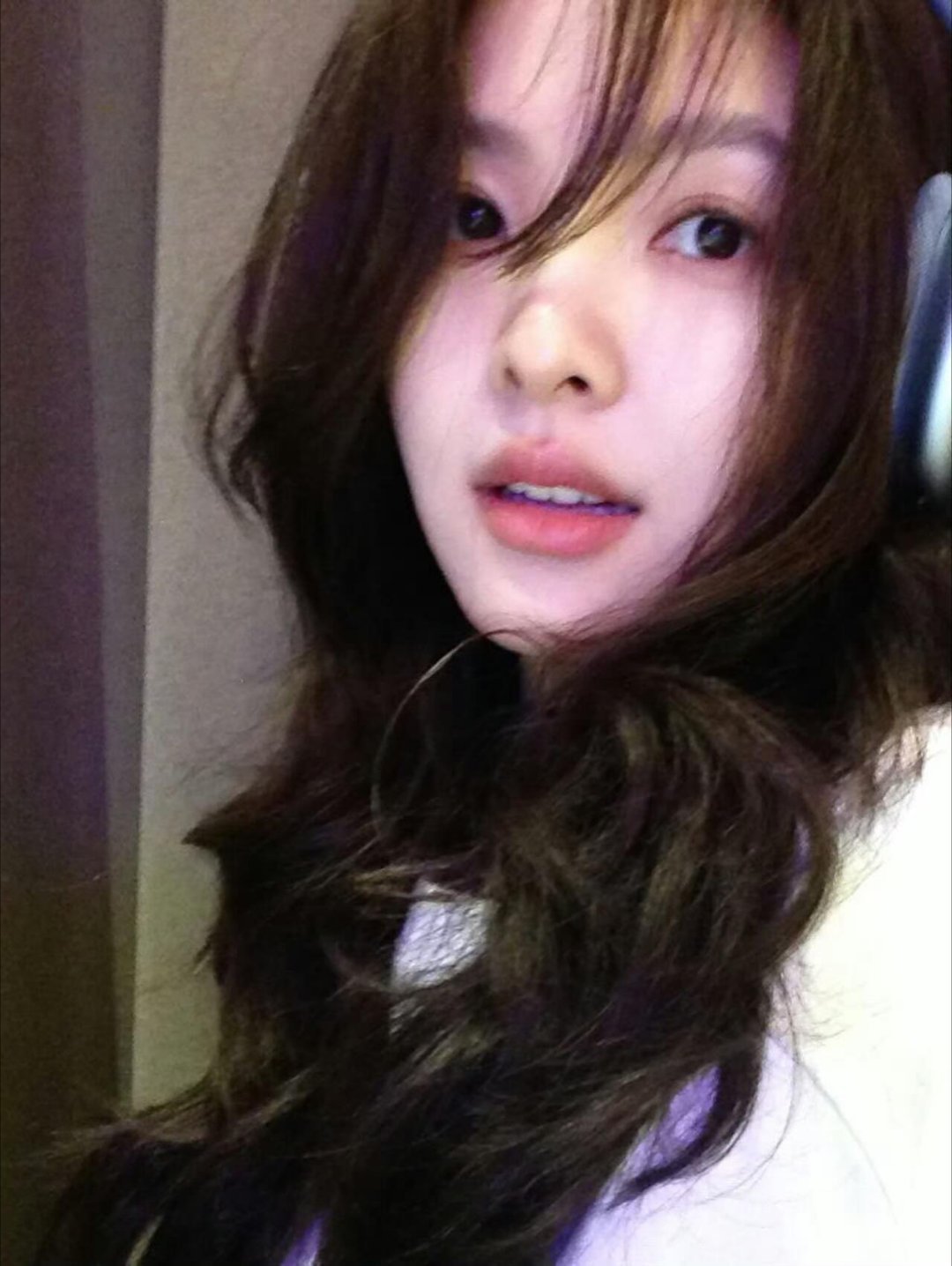 章若楠ins更新，不愧是头像大户，氛围感拿捏！ 