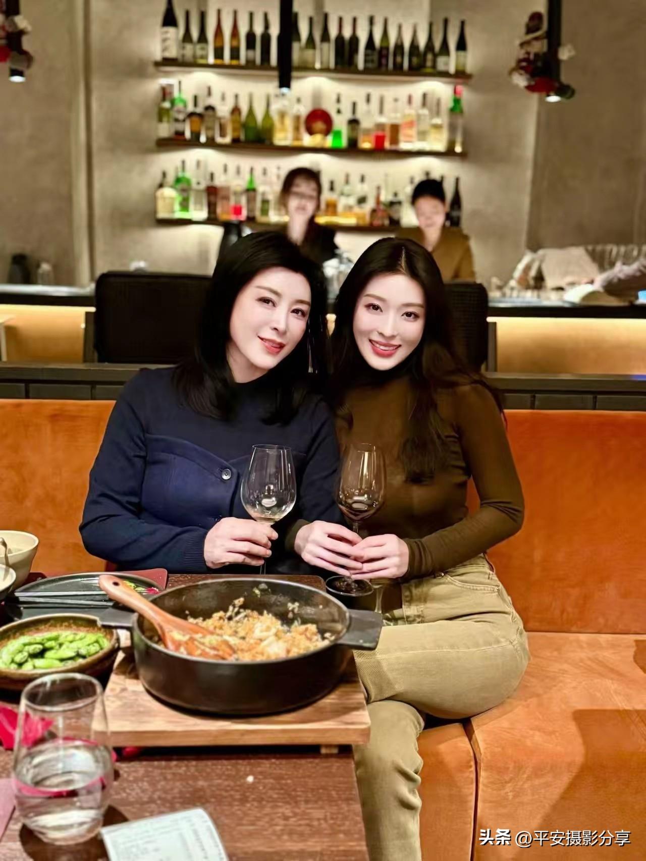 气质母女 就餐厅