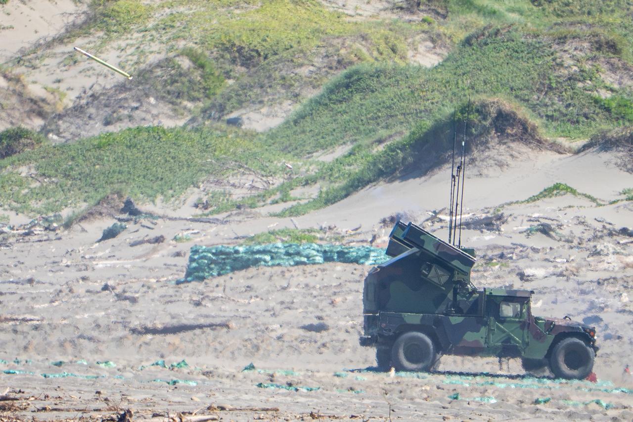 “复仇者”（Avenger）**防空系统的实弹射击。

AN/TWQ-1“复仇者