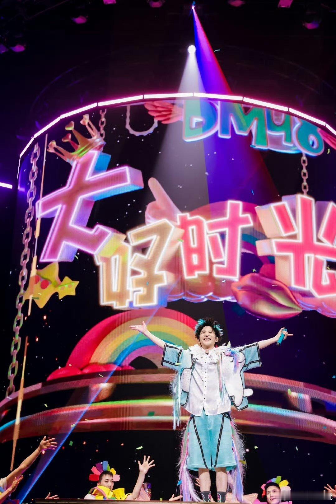 大张伟冷暖一体一键切换 别再用老眼光看大老师了，既能带着大家跳热闹的舞，也能让人