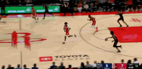 天赋尽显！阿门起飞双手隔扣墨菲！
在今天NBA常规赛鹈鹕对阵火箭的第一节比赛中，