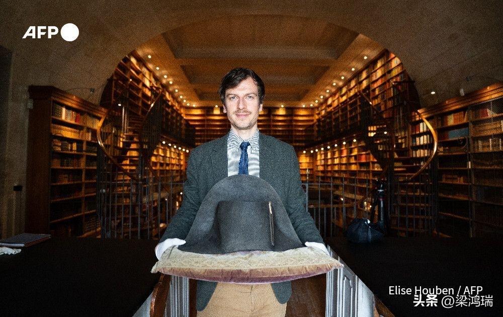 拿破仑遗失已久的帽子即将展出，这顶黑色毡制双角帽是被废黜的皇帝在圣赫勒拿岛最终流