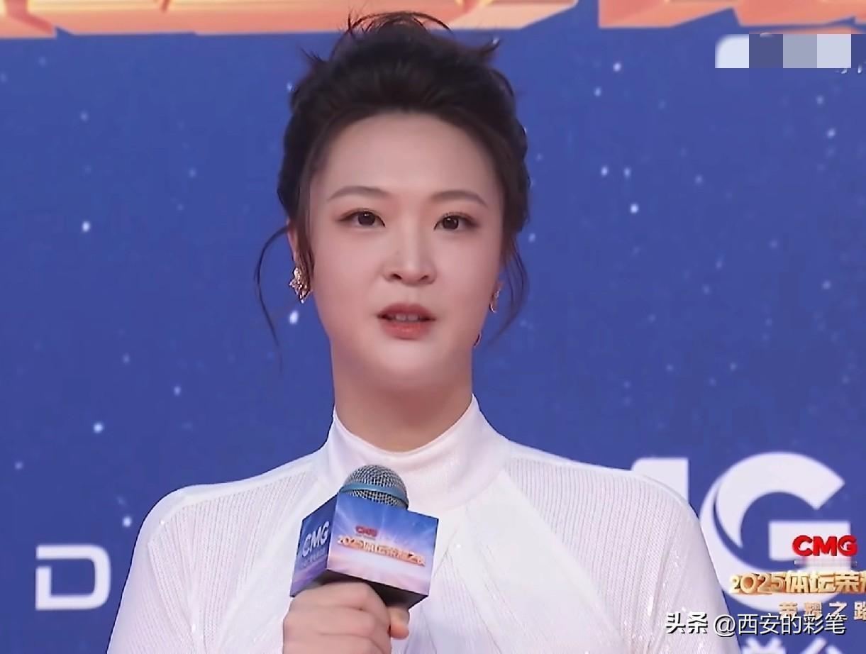 惠若琪第一次做主持，清新又自然，为她点赞👍
瞧，身着白色礼服的惠若琪，在主持天