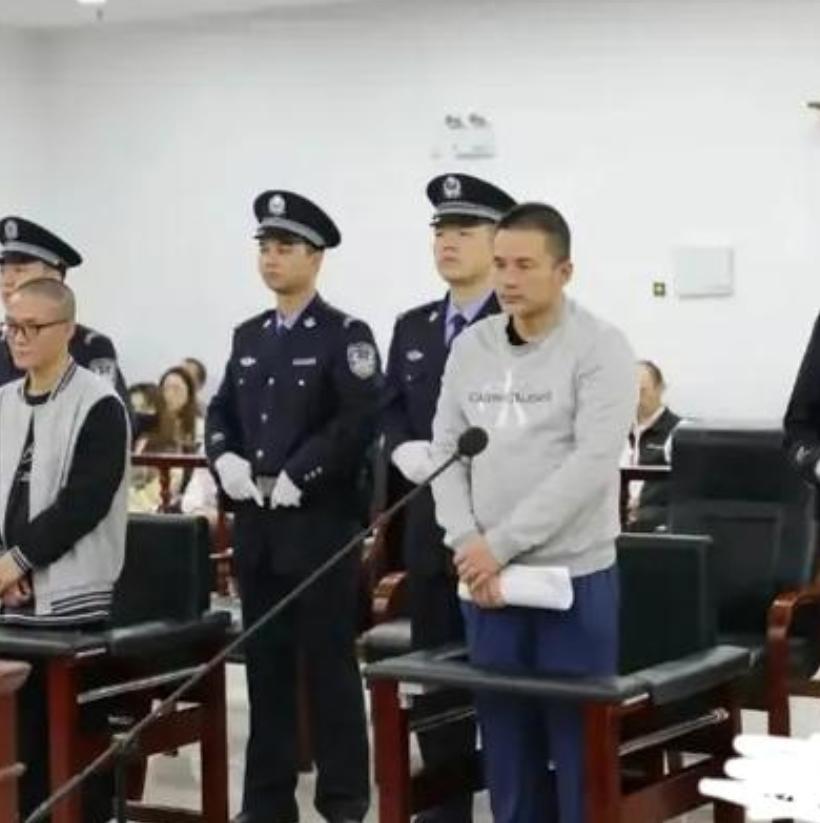 他骗农民卸掉肛门的那一刻，心里可曾有过一丝害怕？52岁的湖南农民张爱国站在那儿，