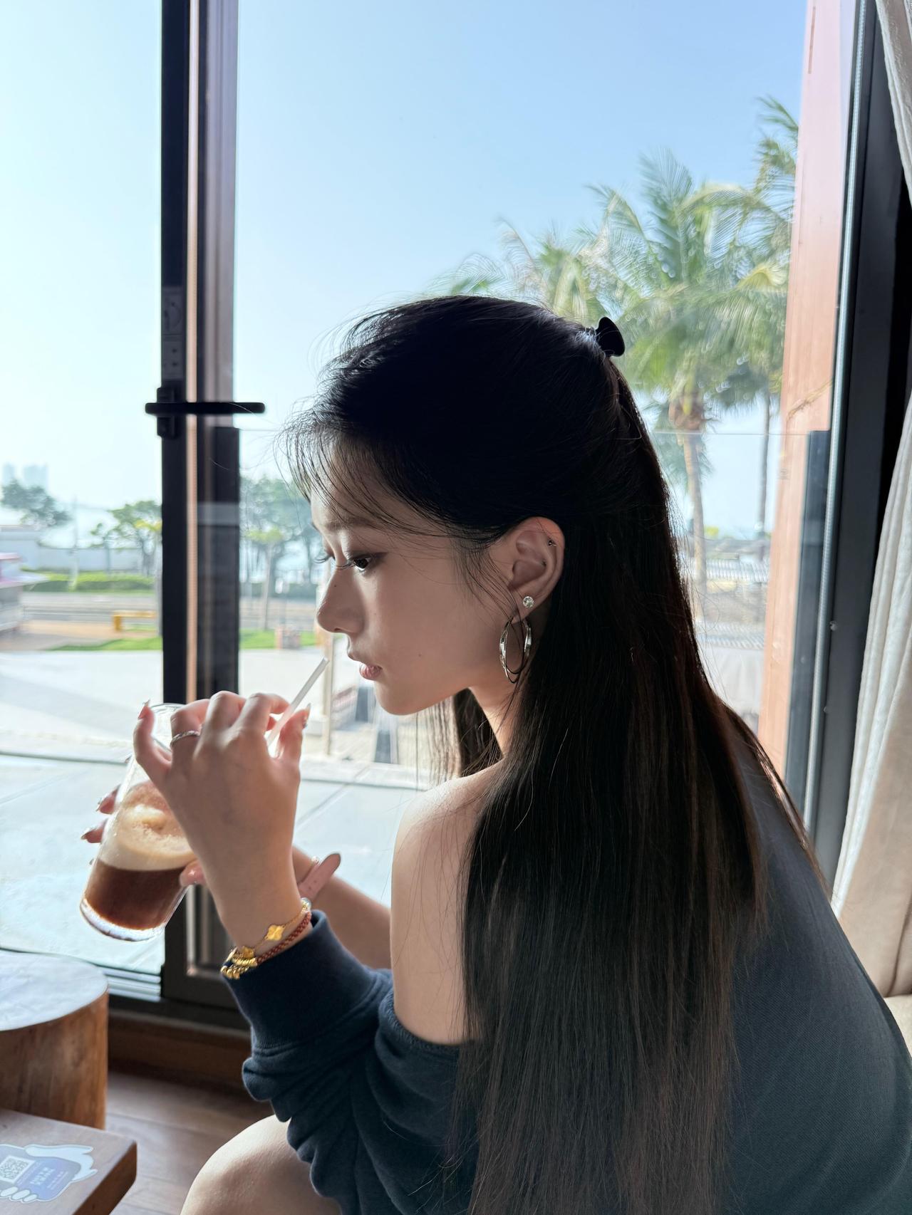 ☕️好美呀，我想我们应该坐在一起发呆。
气质穿搭怎么穿才恰到好处?