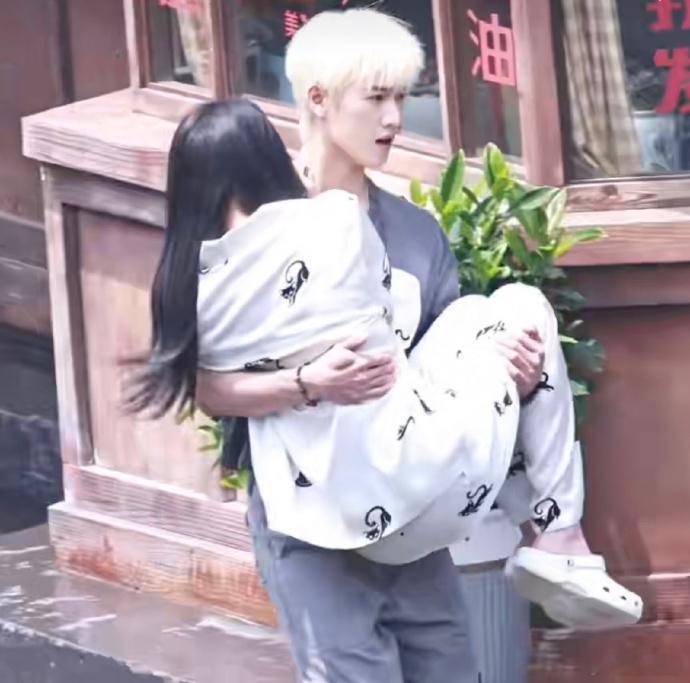 关晓彤李昀锐《耀眼》公主抱路透来袭！画面超甜，安全感直接拉满，二人 CP 感满满