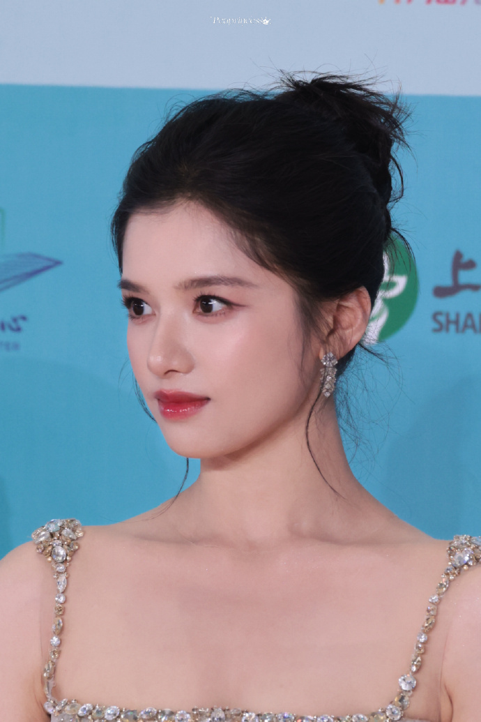 张婧仪 大花形态白玉兰红毯定格无数张婧仪封神画面，流畅肩颈搭配立体骨相，清冷贵气