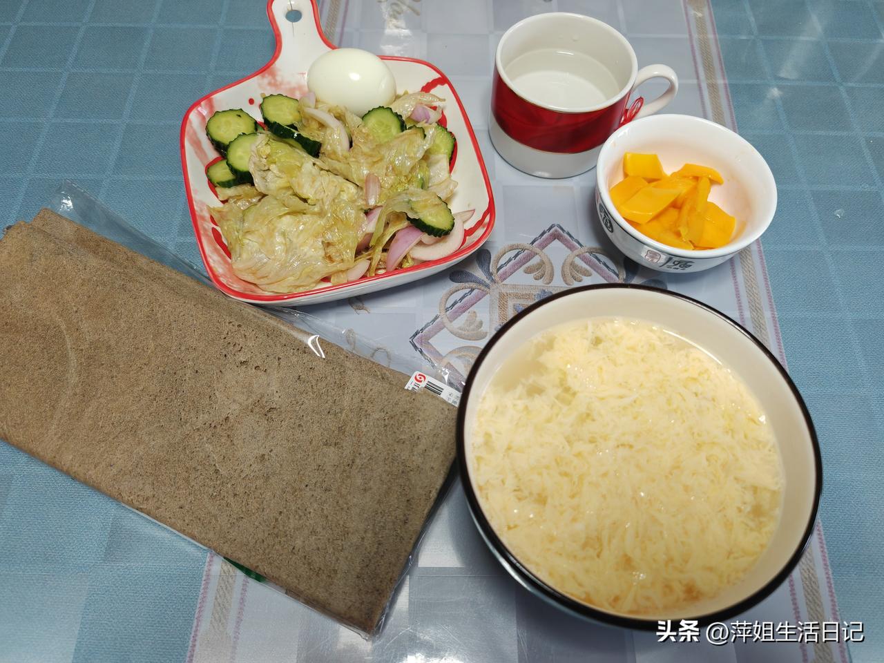 早餐吃什么？
早晨老公有事不在家里吃饭，我睡到自然醒，七点半起床先洗衣服，再慢跑