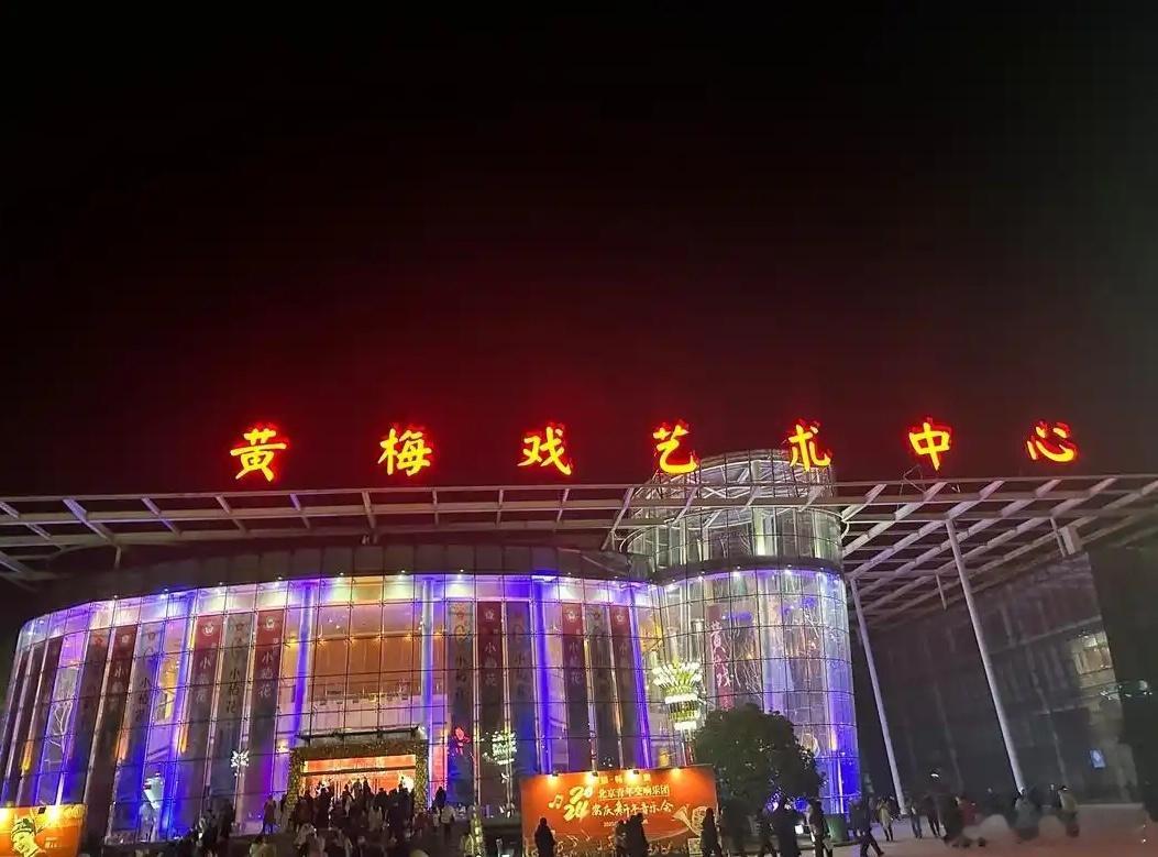 “迁秋”、“抬阁”都是从大通××局租来的，比安庆鲁班阁自制的要精巧些。它走完后，