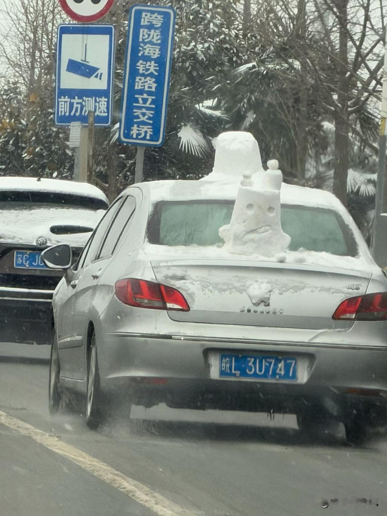 徐州飘雪了，
苏北落雪了，
皖北降雪了，
自然得好好玩一番。
堆雪人必不可少，