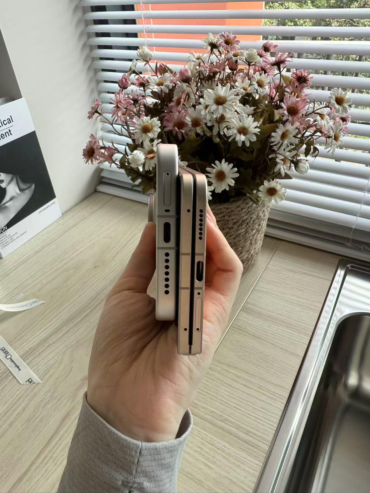 折叠屏这厚度真的很哇塞了🤯

大折叠的厚度已经基本上跟直板机差不多了
而且这还