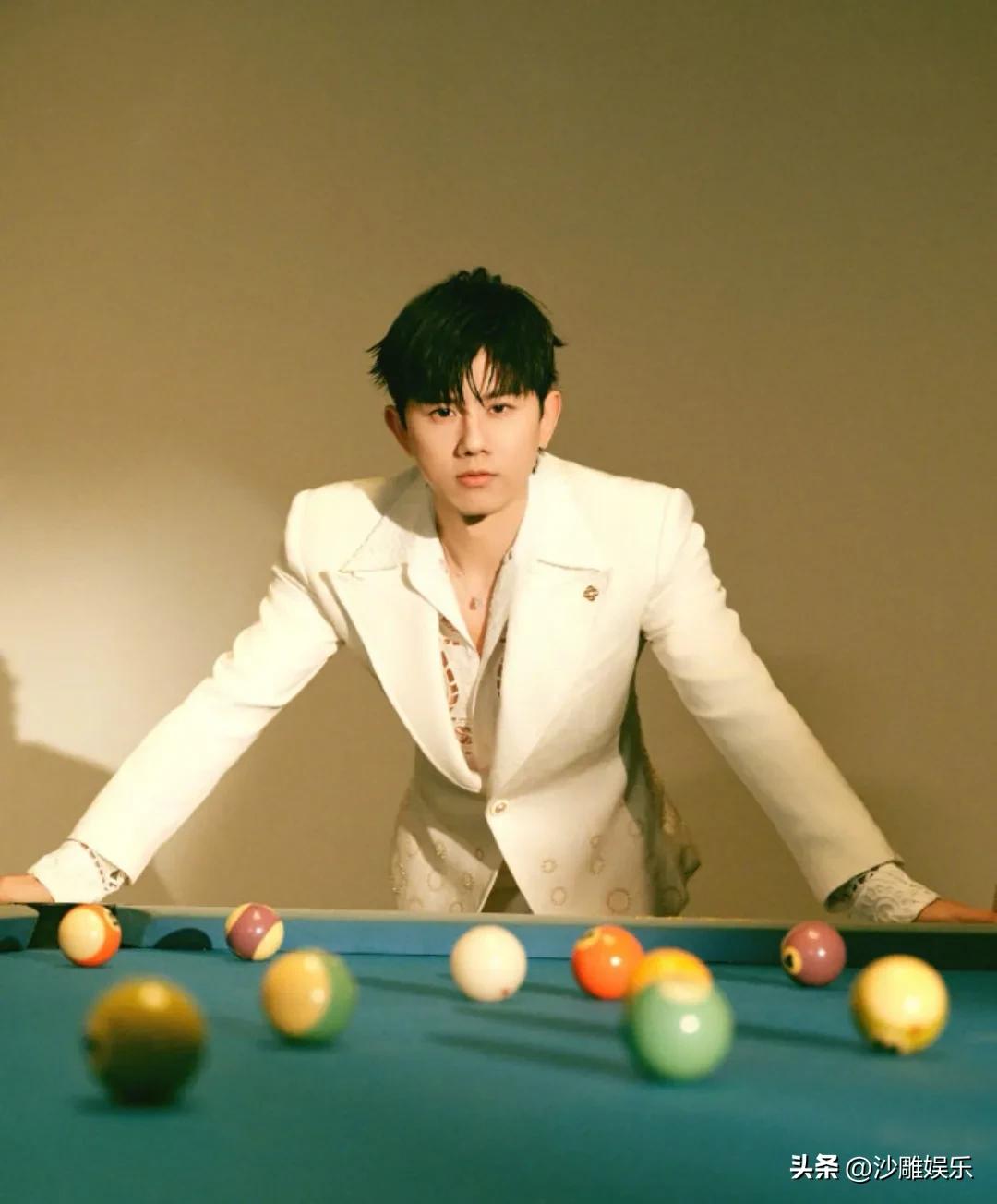 张杰，高调发文！


3月28日，张杰在社交平台晒出一大波鸟巢演唱会现场图，配文