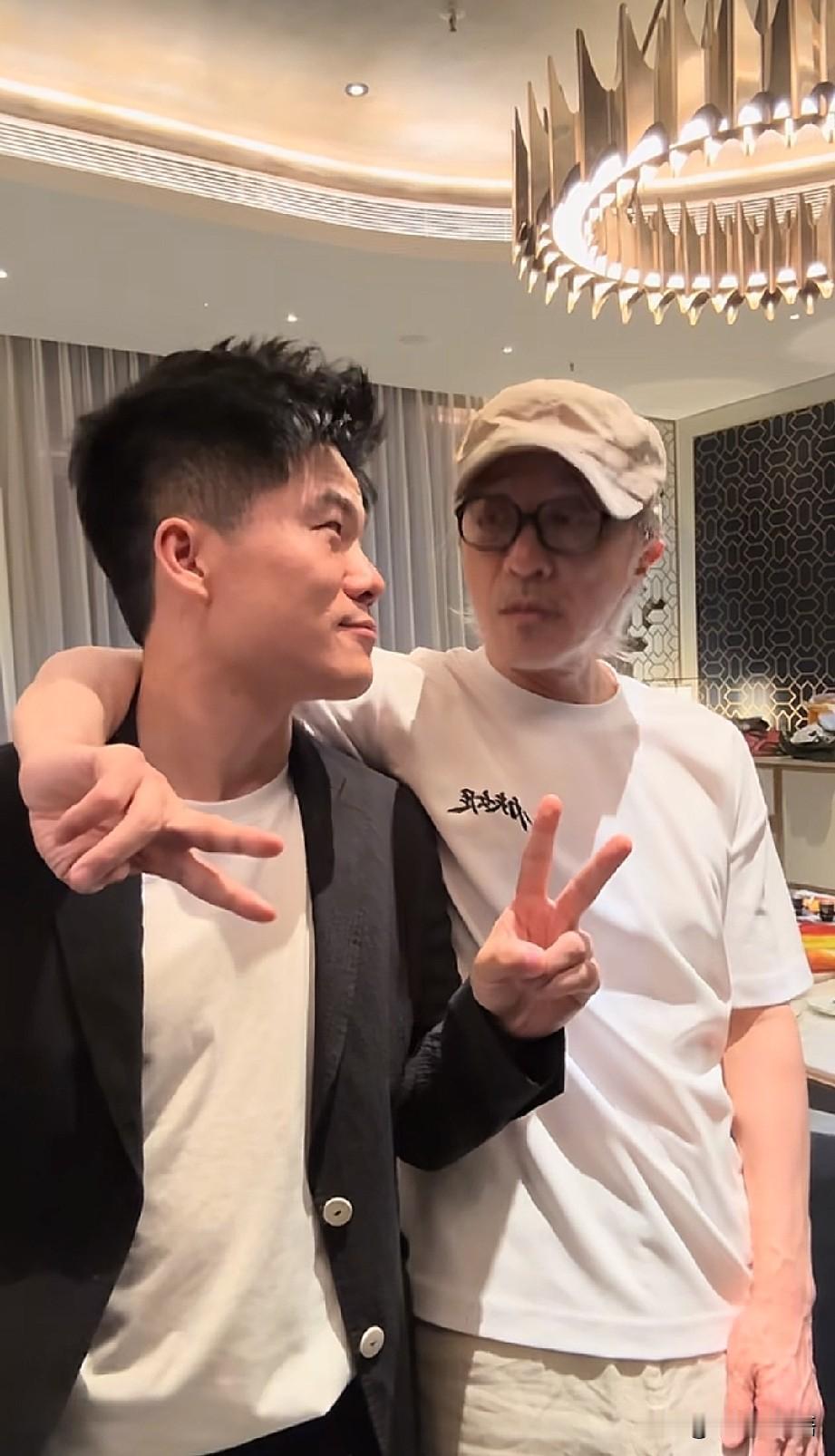 董宇辉今晚圆梦了，但我突然明白了一个道理

今晚8点，董宇辉坐在了周星驰对面。