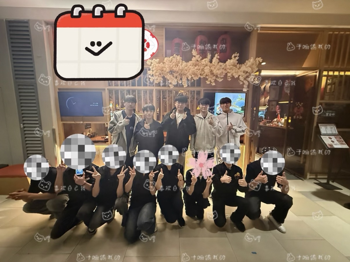 昨天晚上夺冠后去吃饭的T1全员[兔子]还和店员们合了影cr.稚芷徵t1夺冠fak