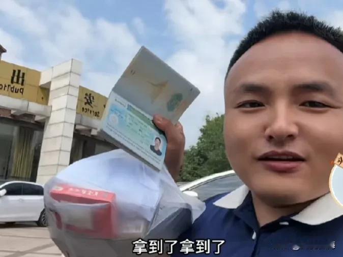 小胖墩和阿水选择离别家乡重返老挝，主要是基于以下几方面的考虑：

一、生活与经济