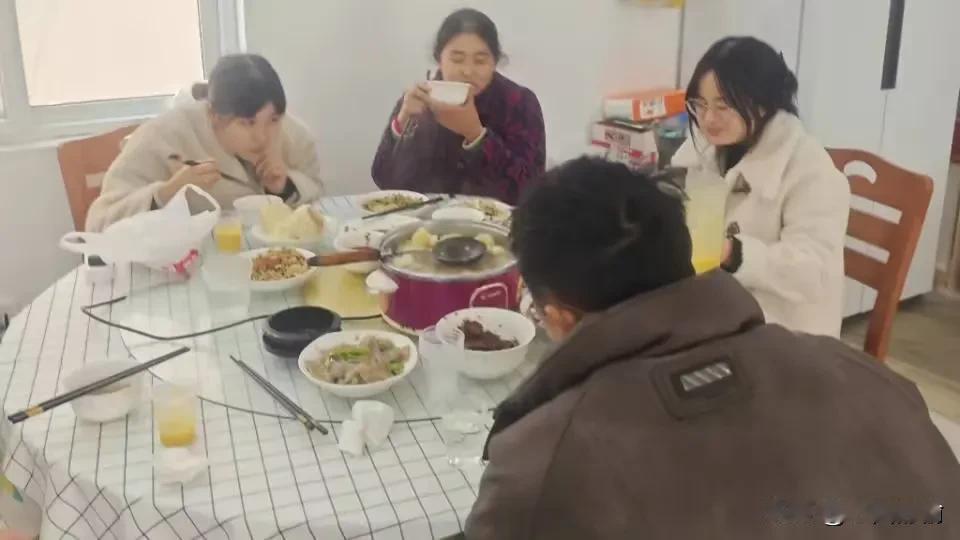 上联:祝贺新春满院欢乐
下联:辞别旧岁合家幸福
         (你对下联)