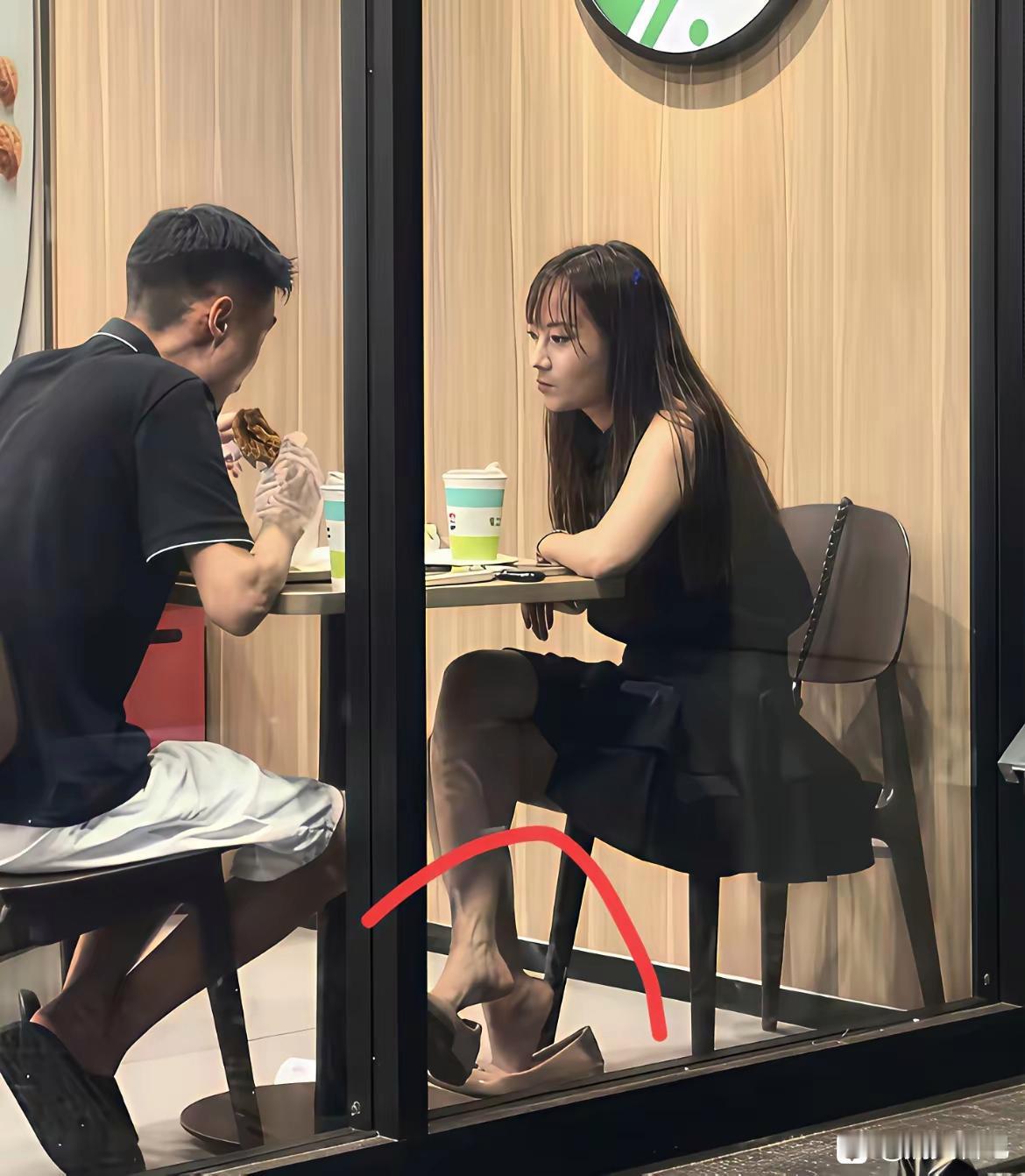 这女孩子虽然漂亮,但有点太随意了还是要注意点形象吧.这个感觉不太好 