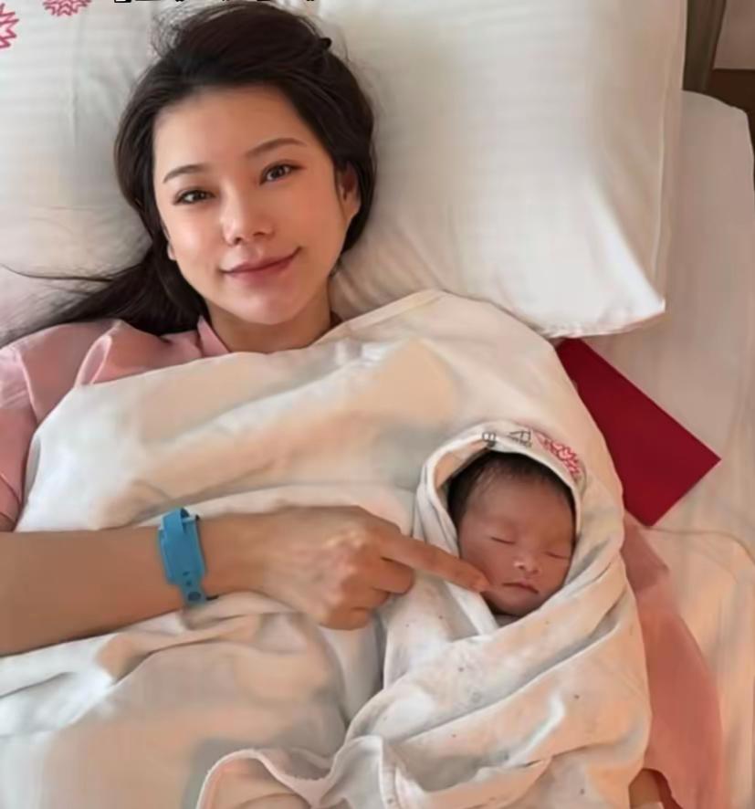 汪小菲总算大方晒出新生儿子，小宝宝依偎在妈妈马筱梅身旁，睡得安稳香甜。

马筱梅