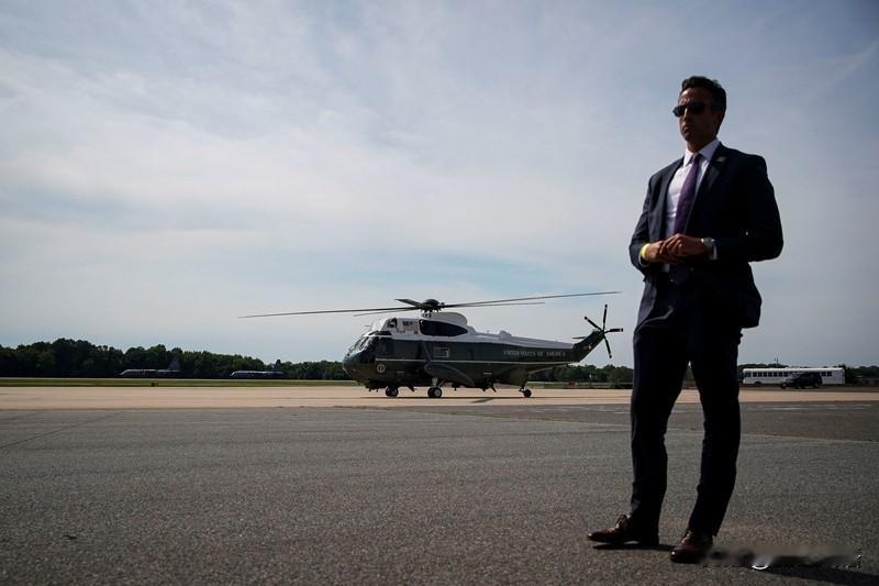 枪响现场众人慌乱逃窜，特勤局特工反应超快，火速筑起防护人墙护住目标，几秒完成避险