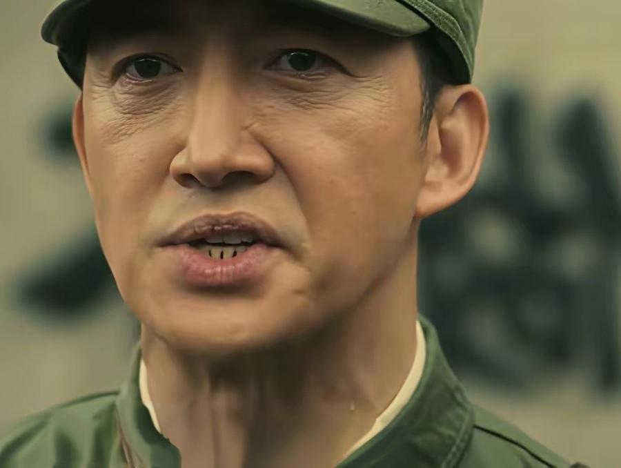 《八千里路云和月》开头就不同凡响，用喜剧幽默衬托乱世悲情。
       国军的