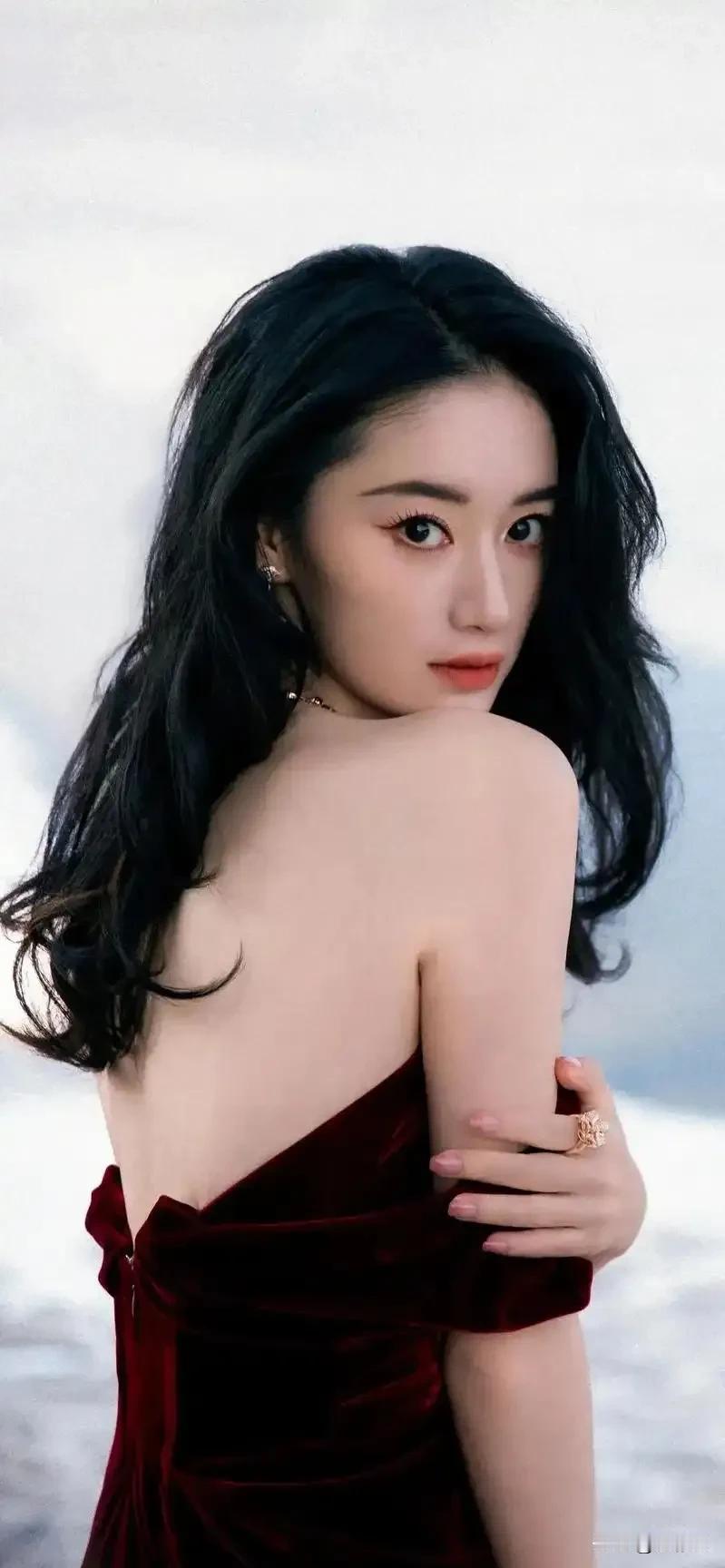 郭晓婷，开始演精品短剧了。她其实很有辨识度，演技也好，性子直，活得很通透，但是资