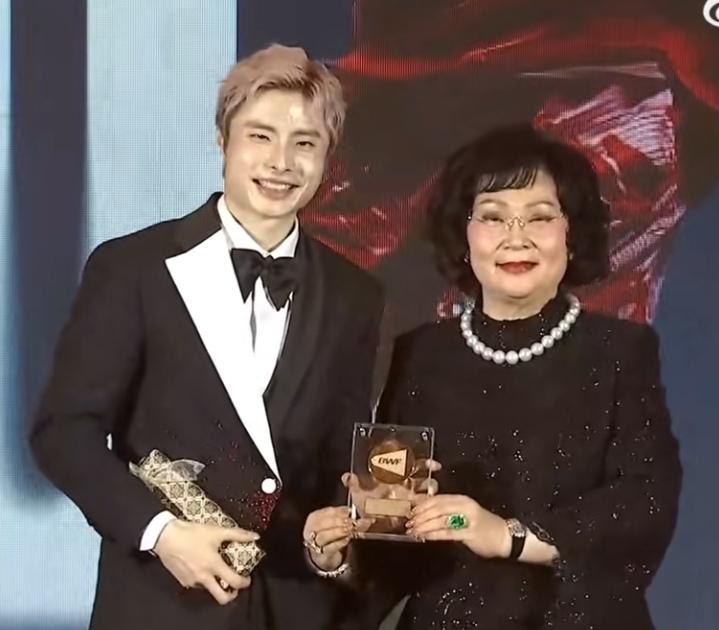 世界羽联年终颁奖  石宇奇独占两项最佳  最佳混双略显意外
本周三，世界羽联年终