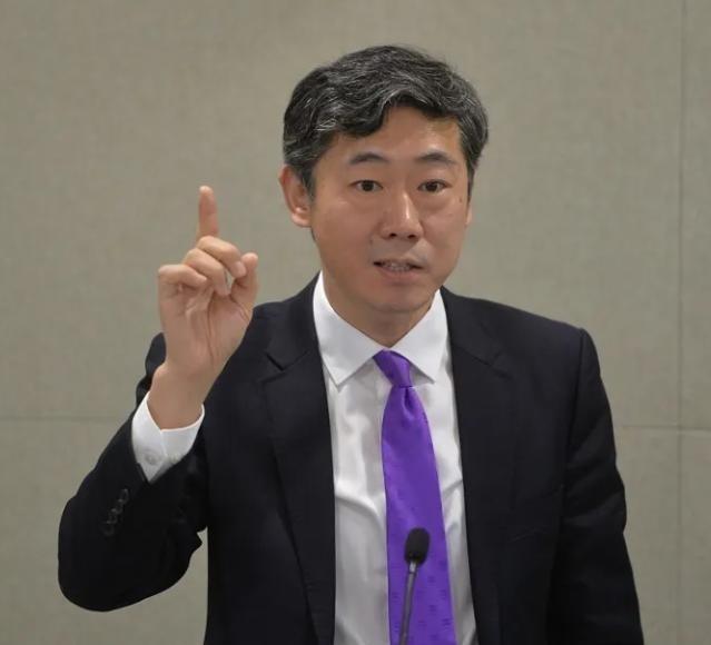 清华教授李稻葵这句话，曾直接把话挑明了：钱暂时凑不齐，不能成为农民养老金一拖再拖