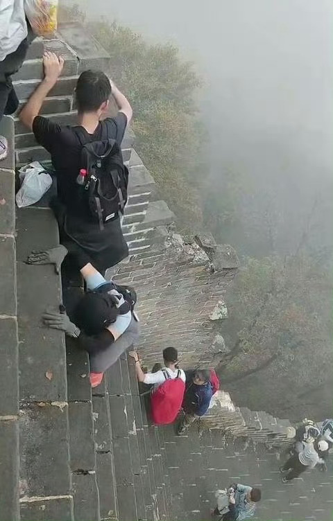 这楼梯真的有人敢走吗？太吓人了吧 ​​​