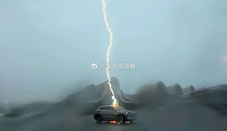 闪电三连劈都扛住了！雷电验证比亚迪安全实力⚡被广西北海的雷暴天气刷屏了！一辆比亚