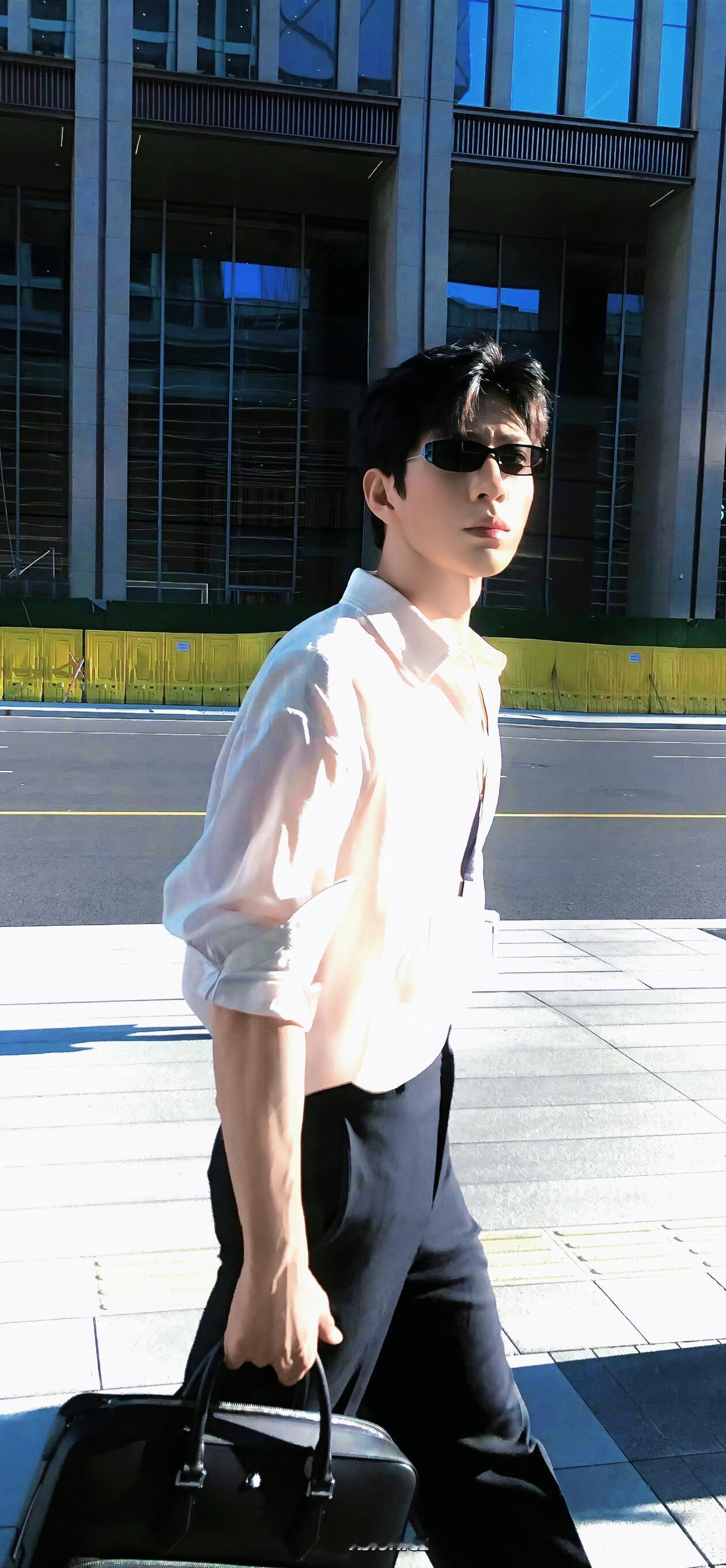 井柏然没少上超模大师课吧网友玩梗真的好笑，大师估计只教了走路，很好奇跑起来会是什
