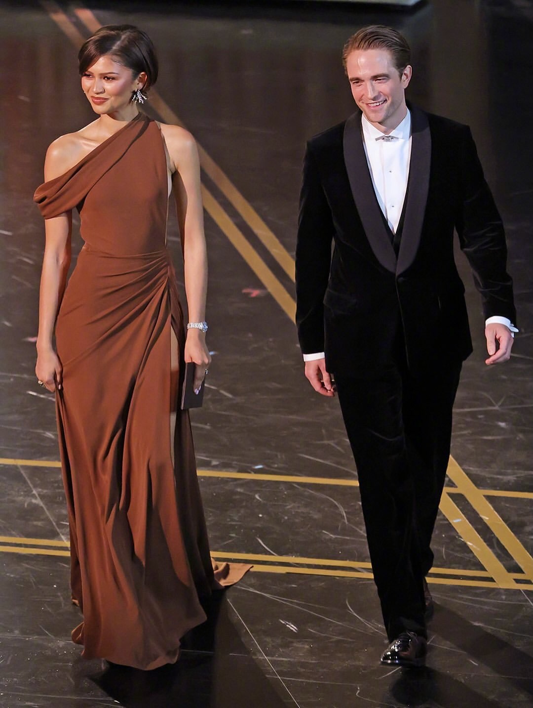 第98届奥斯卡颁奖典礼，赞达亚Zendaya和罗伯特·帕丁森共同登台位获奖者颁奖