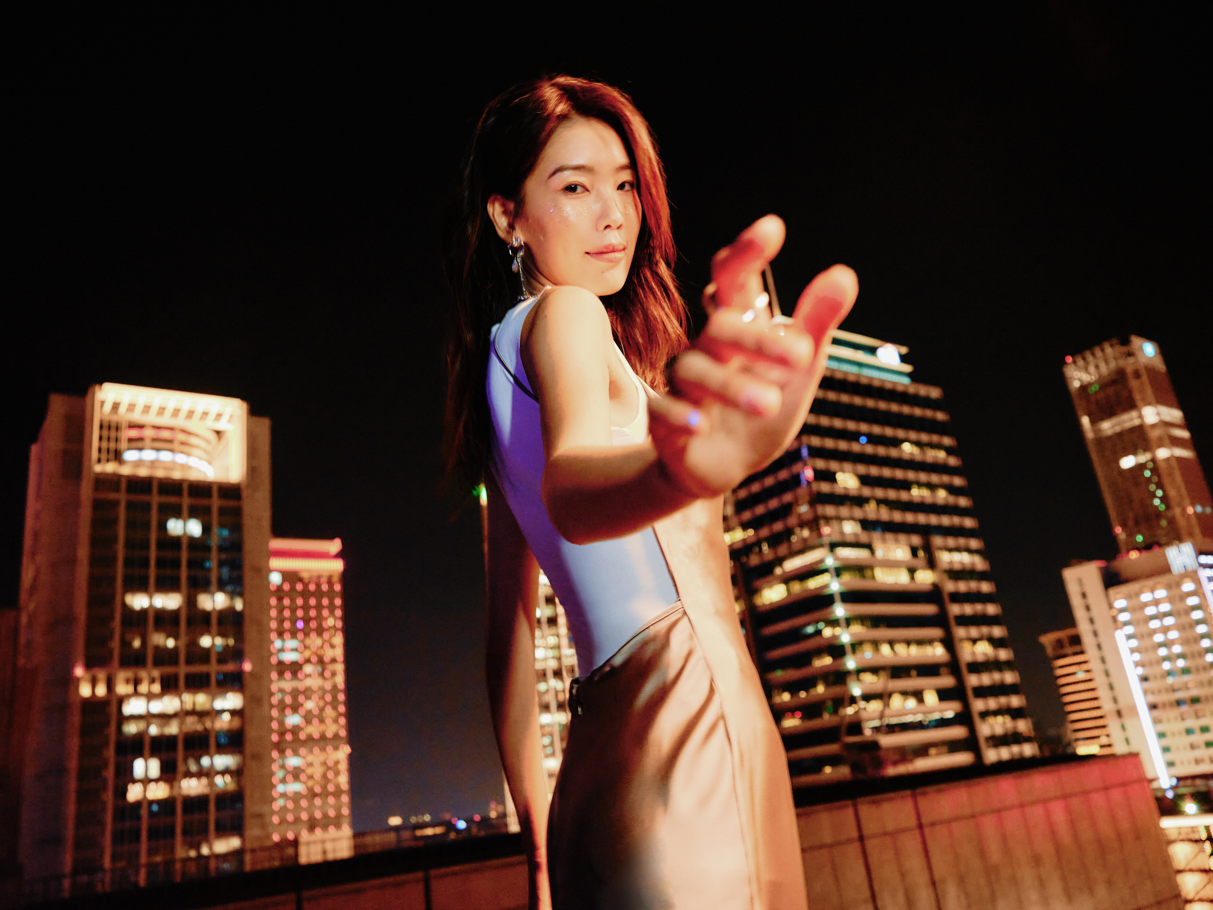 #麦酥全新单曲她会开始跳舞# 在月光映衬下的翩然起舞，随性散落的头发在风中飞扬。