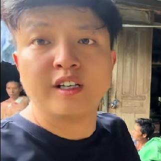 小松规划在8月初给五叔盖房子，争取七月份就打地基。小松他把省城的民宿装修先停掉，