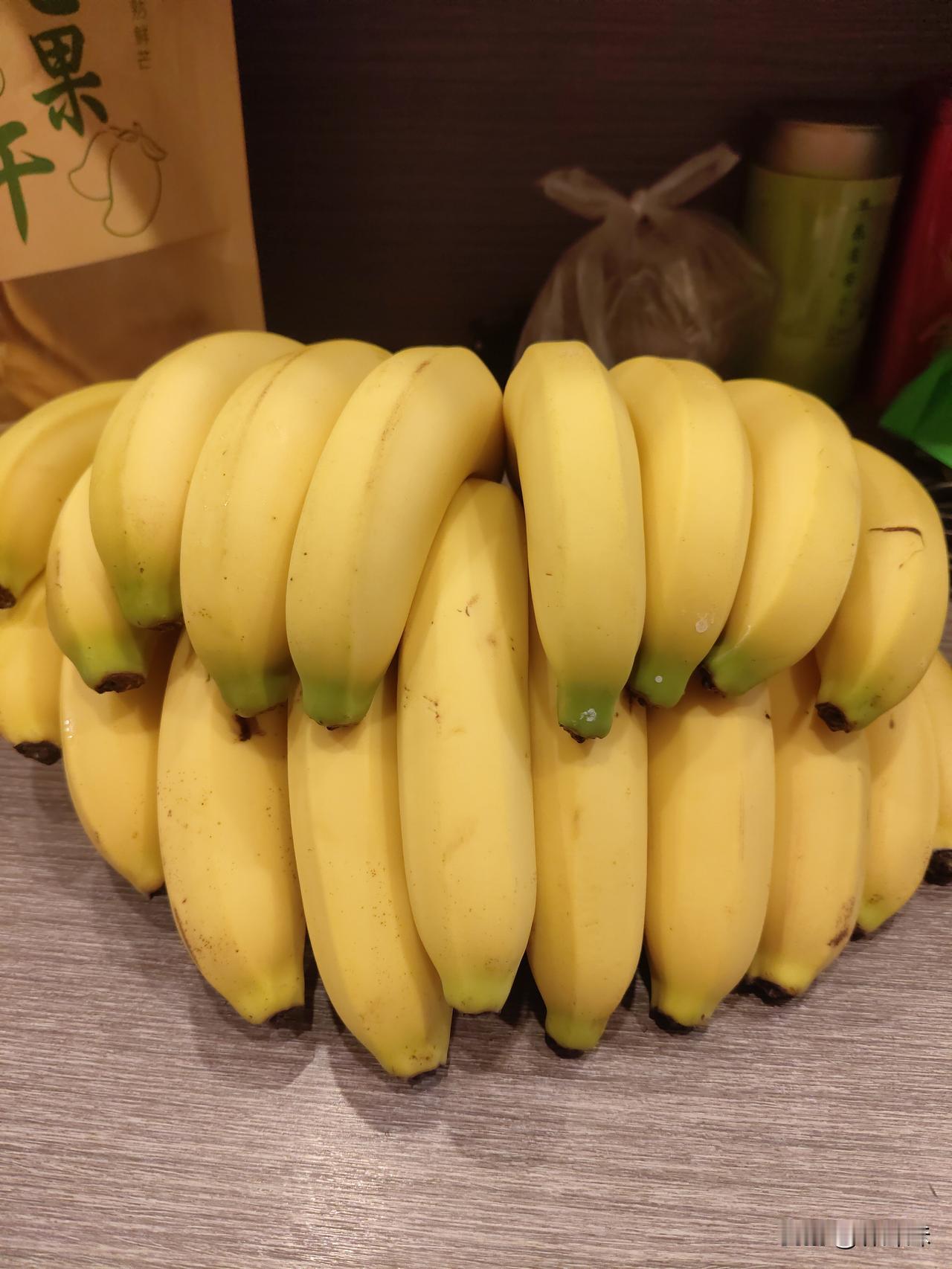 到现在我一直都不明白的一个问题，

就是为什么我们在超市里面看到的香蕉摆在摊位上