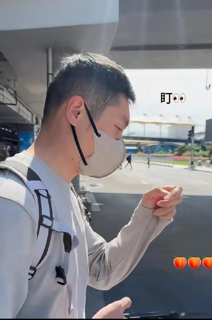 许昕今天就到北京了，真早。
刚刚看到许昕发了动态，原来是丁宁带着他逛石景山了，许