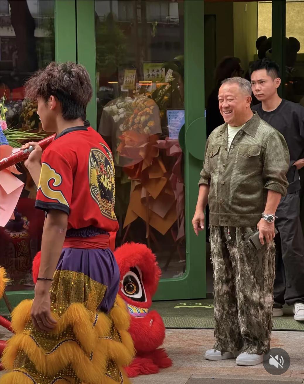 曾志伟在广东佛山一家新店开业，办得非常热闹，曾志伟亲自开张剪彩还请了传统舞狮，现