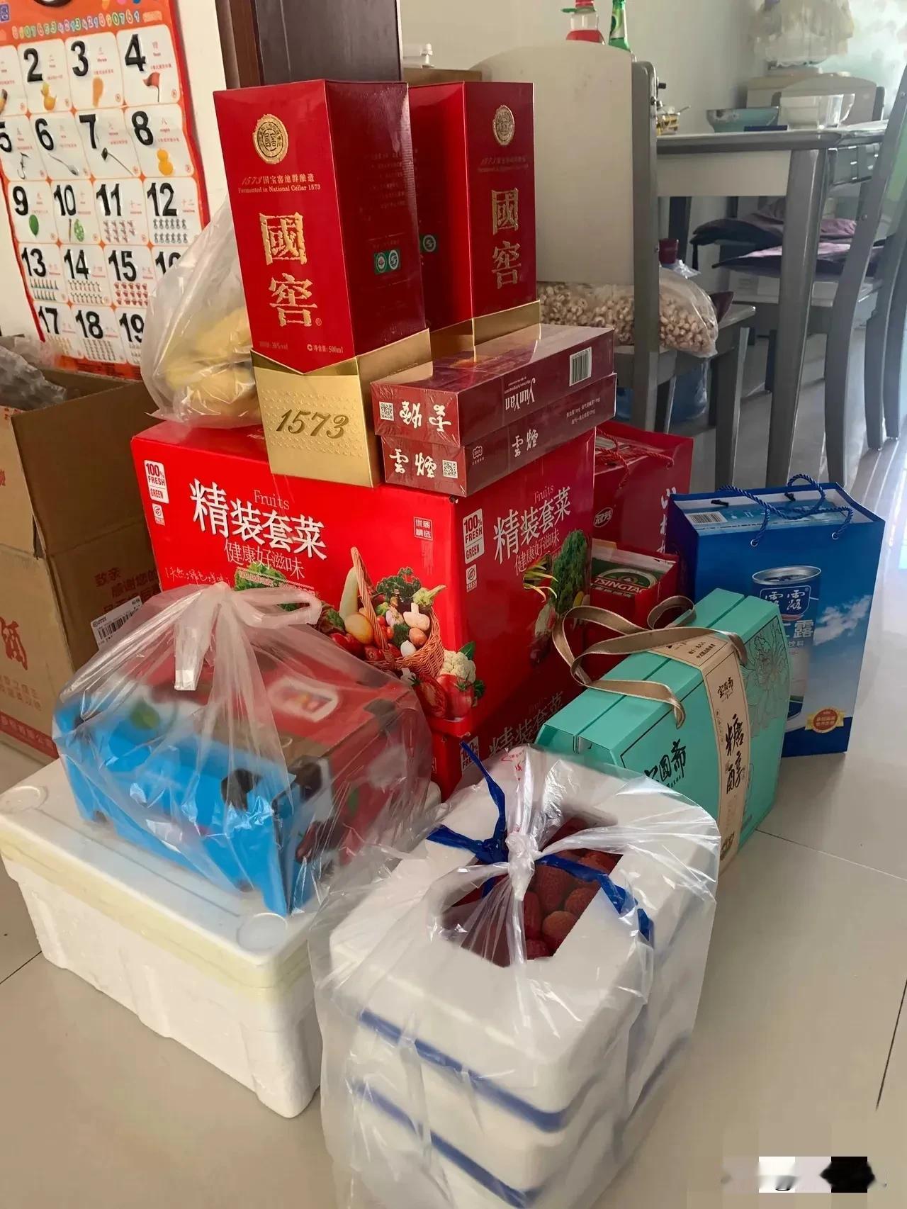 今天大年初二，回我妈家拜年，我爸看了我拿的东西不多，叹了一口气说：“去买点东西，